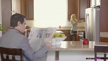 Пышногрудая блондиночка в синей майке на кухне дрюкается с твердым нигером