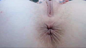 Две белоснежные бабы подпрыгивают на огромном темном пенисе