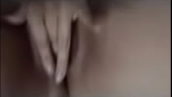 Молоденькая шлюха в легком юбочке обнажает налитые груди в секс чате