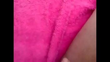 Лесбияночка в очечках присаживается вагиной на лицо рыжей бестии с завязанными глазами